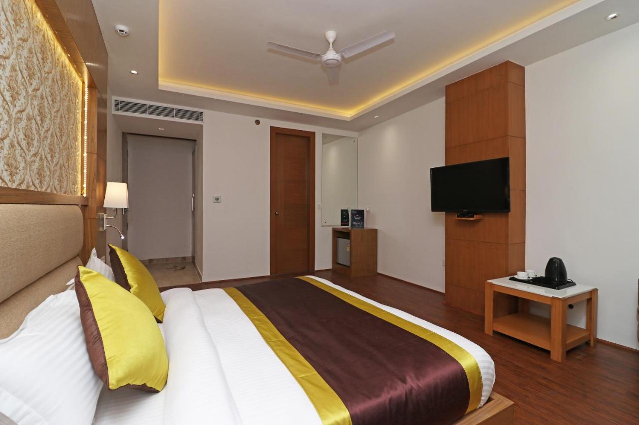 Capital O Hotel Star Inn Near Chhatarpur Metro Station Ню Делхи Екстериор снимка