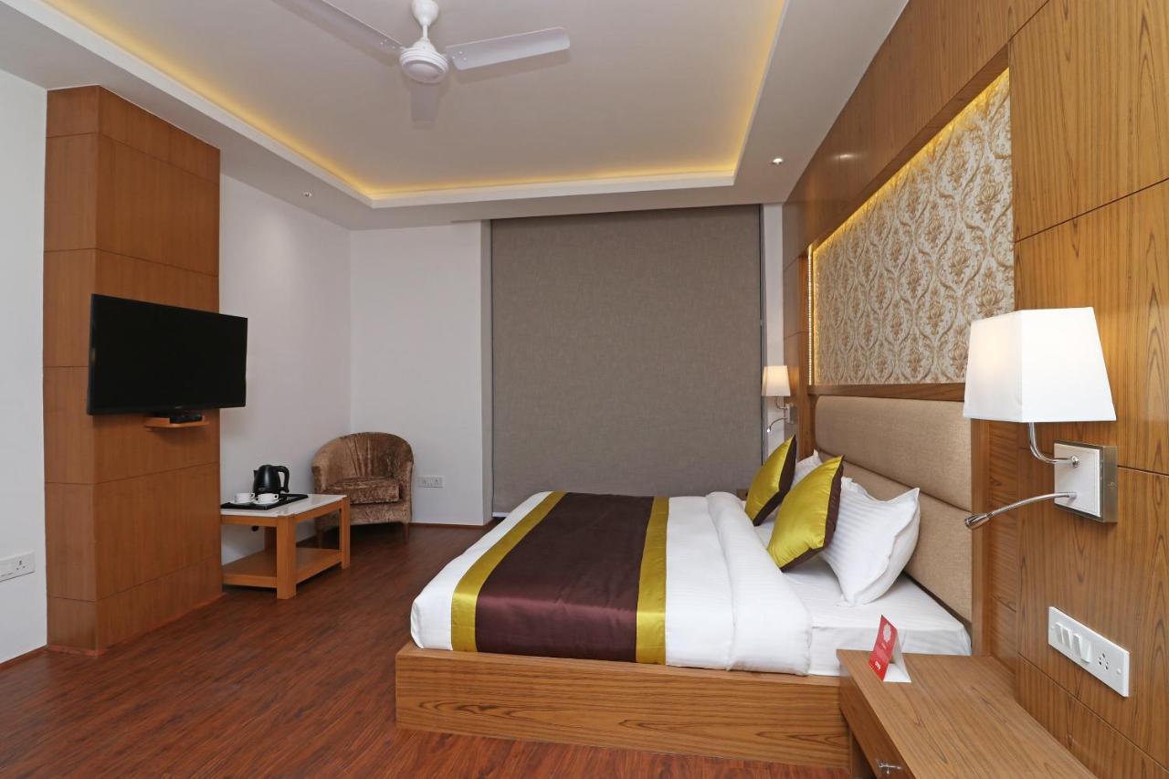 Capital O Hotel Star Inn Near Chhatarpur Metro Station Ню Делхи Екстериор снимка