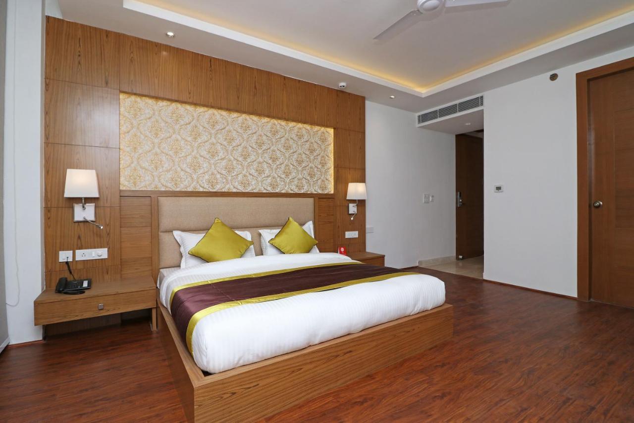 Capital O Hotel Star Inn Near Chhatarpur Metro Station Ню Делхи Екстериор снимка