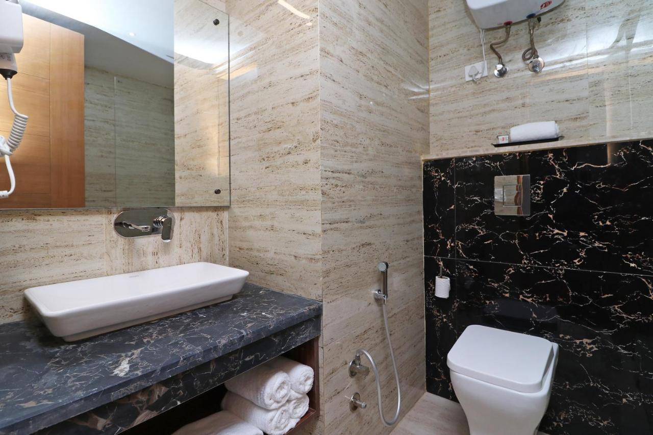 Capital O Hotel Star Inn Near Chhatarpur Metro Station Ню Делхи Екстериор снимка