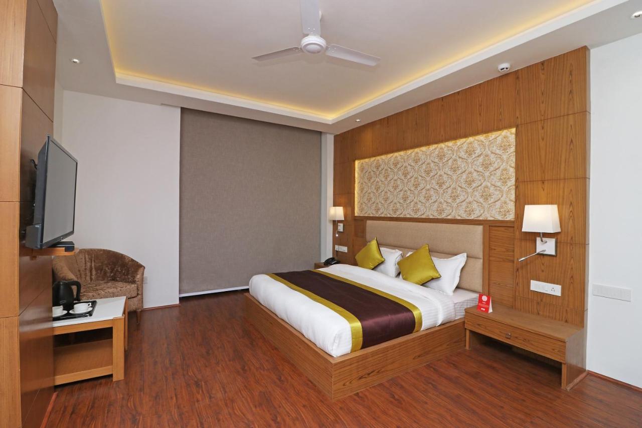 Capital O Hotel Star Inn Near Chhatarpur Metro Station Ню Делхи Екстериор снимка
